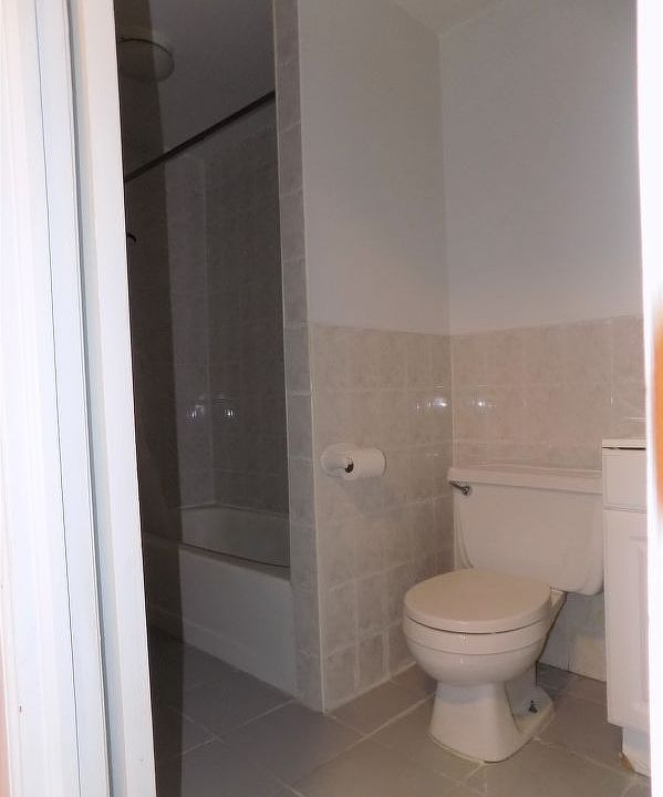 2nd image of 413 Myrtle Ave APT 2
