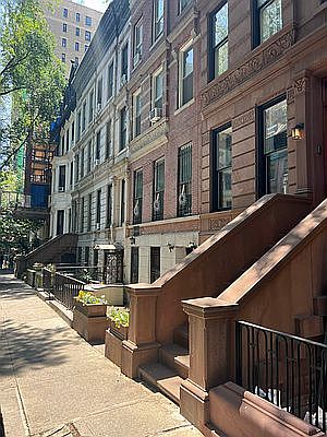 1st image of 20 W 95th St
