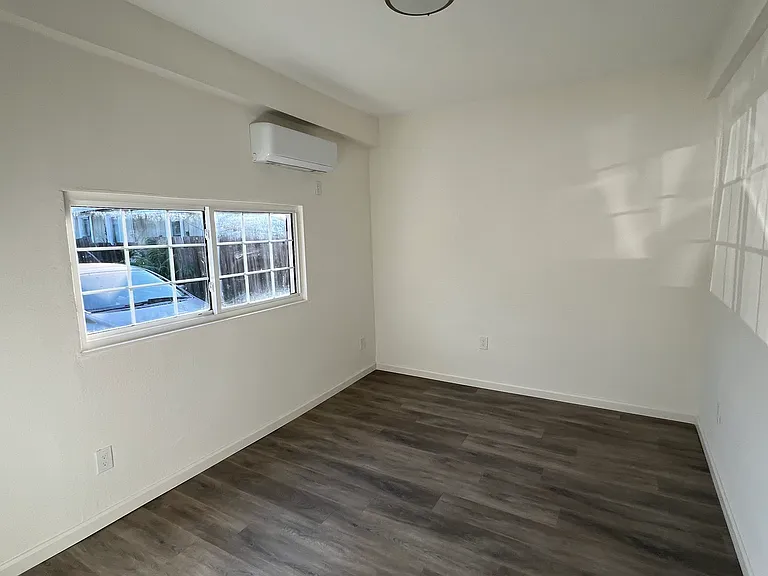 1410 Sanborn Ave — Photo 9