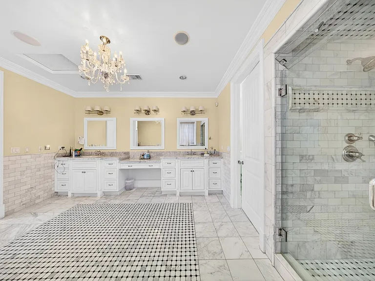 4533 Farmdale Ave — Photo 52