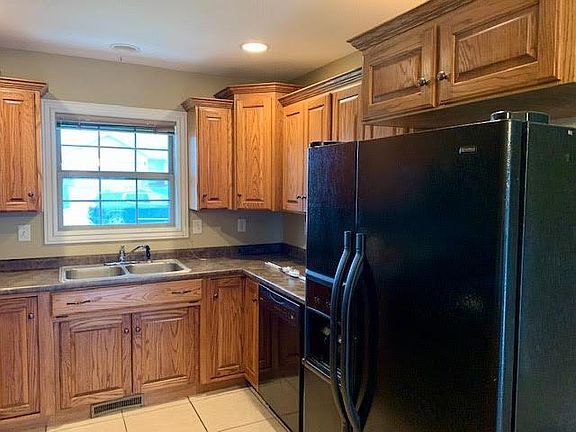 5th image of 386-388 Deerwood Dr W