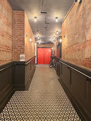 Building, photo 1