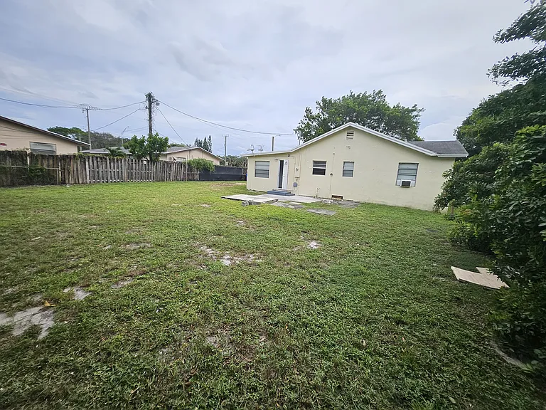 2121 NW 28th St — Photo 22