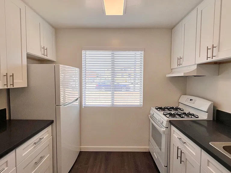 2223 Dunlop St — Photo 2