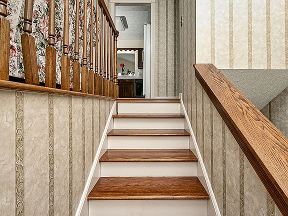 4th image of 125 Burlington Ave