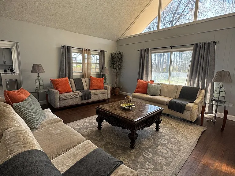 1801 Robin Hood Ln — Photo 3