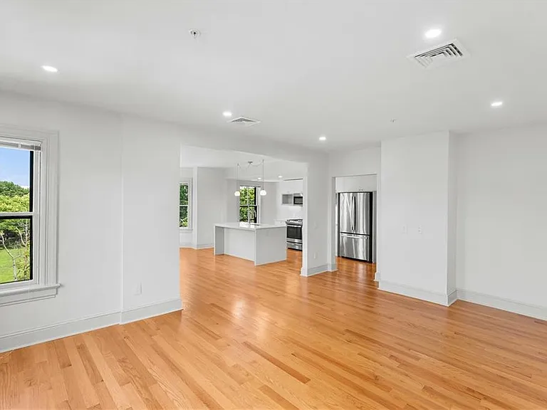 31 Parade St #402 — Photo 10