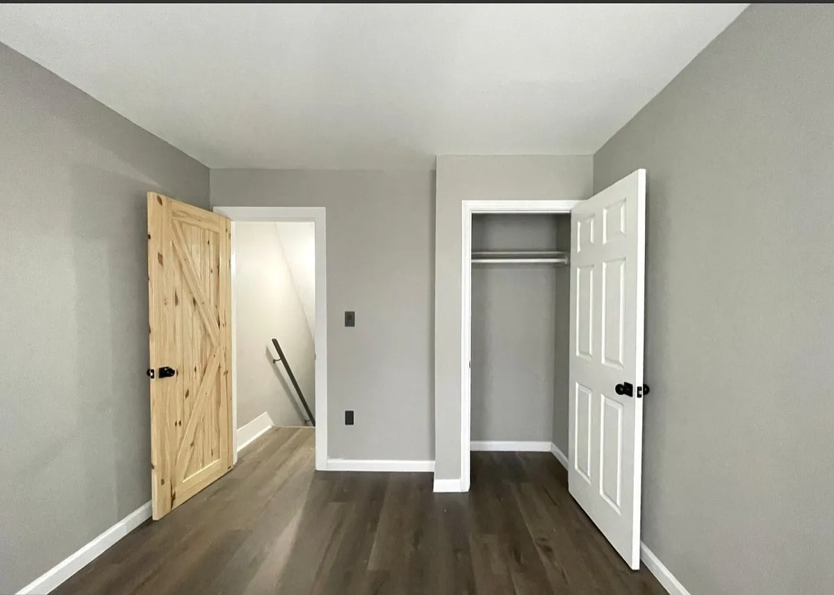 2122 Moore St — Photo 2