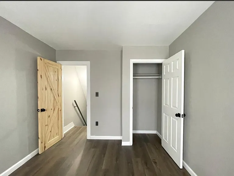 2122 Moore St — Photo 2