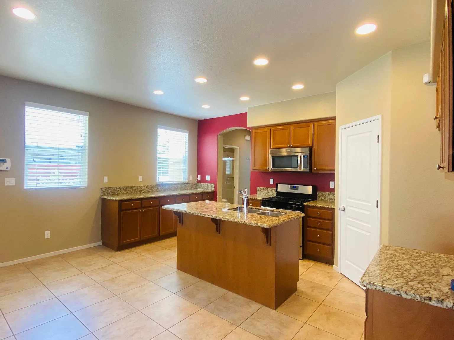 4 bed, 2000 sqft, $2,945 — Photo 4