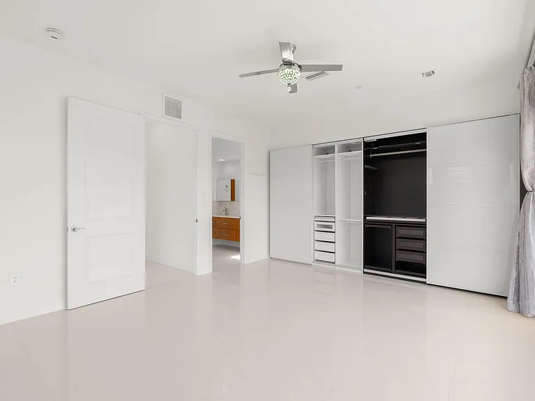 622 NE 10th Ave — Photo 34