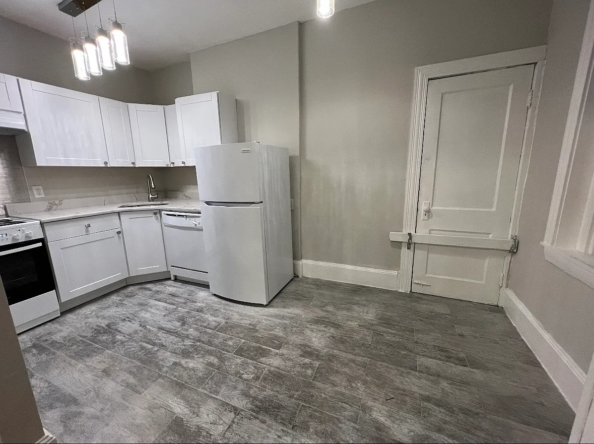 Studio, 400 sqft, $2,600 — Photo 3