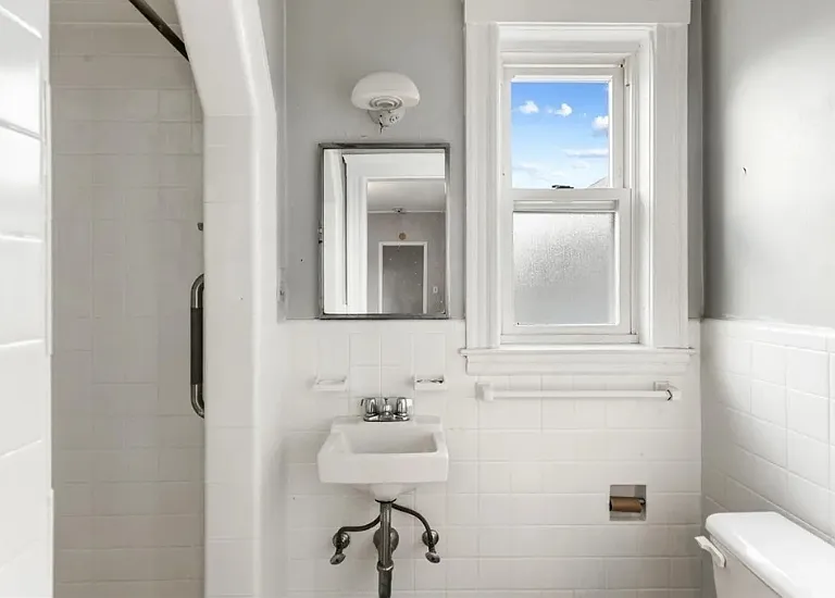 BATHROOM 1
