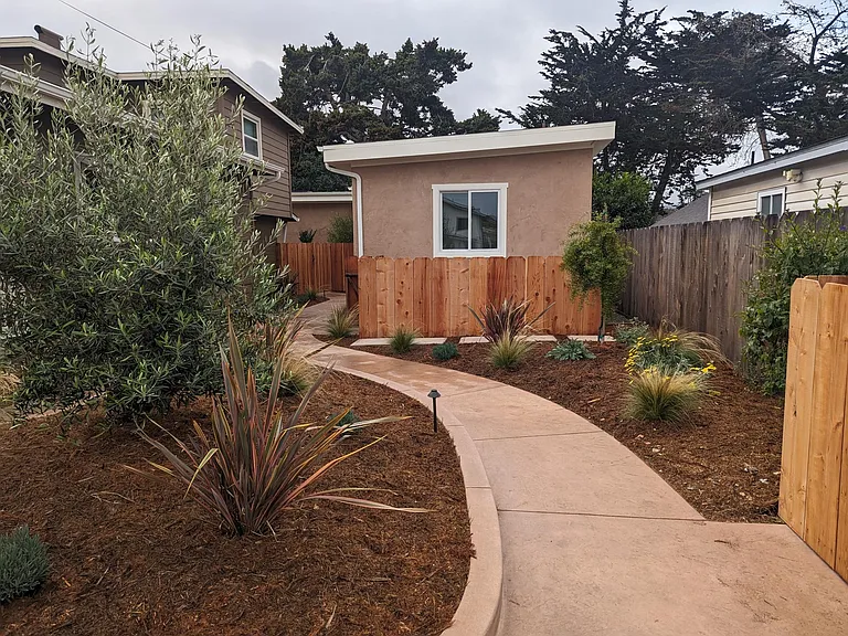 1090 Wanda Ave #B — Photo 1