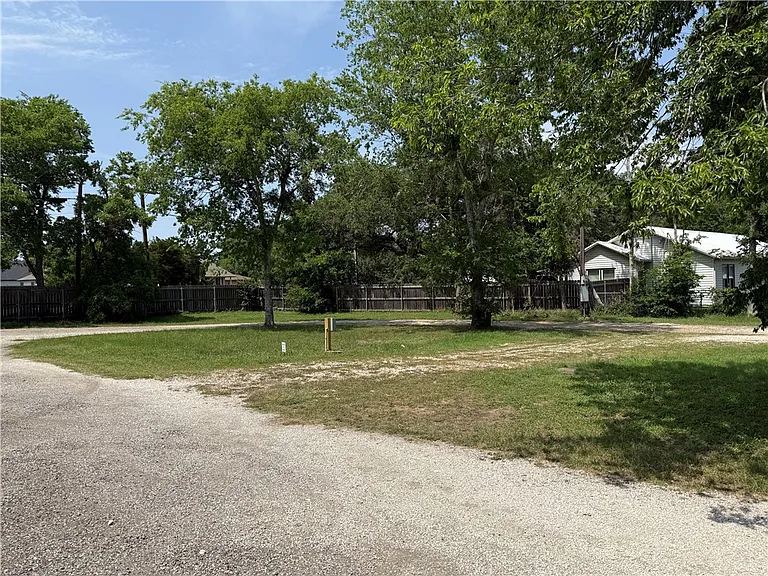 1805 W Highway 21 — Photo 5