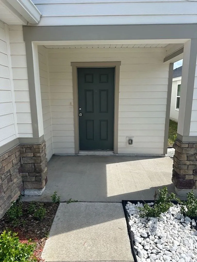 Beautiful and Spacious Westside Gem — Photo 3