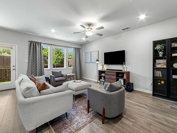 5th image of 1234 Lamar Dr
