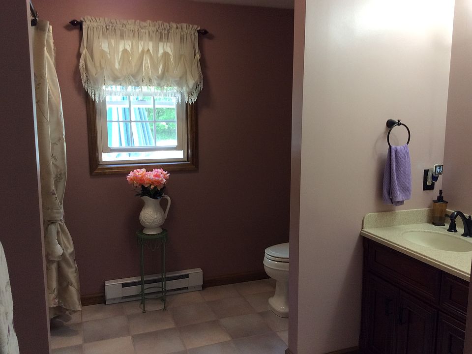 Main Bathroom. 10x12