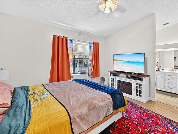 3rd image of 4587 Carambola Cir S