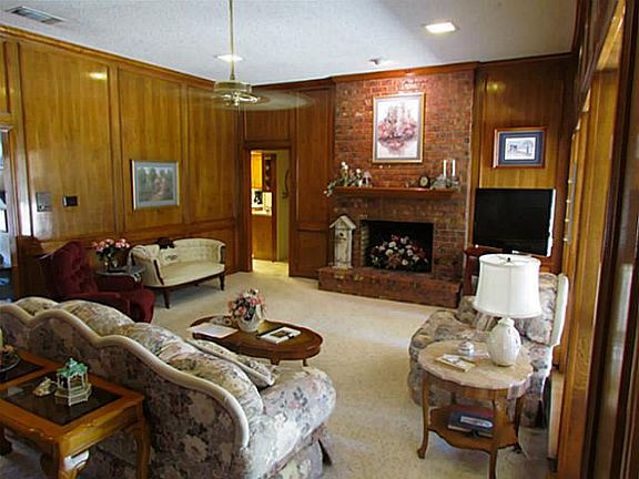 3rd image of 3633 Bluegrass Dr