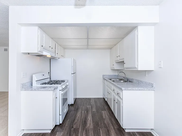 Buena La Vista Apartment Homes — Photo 35