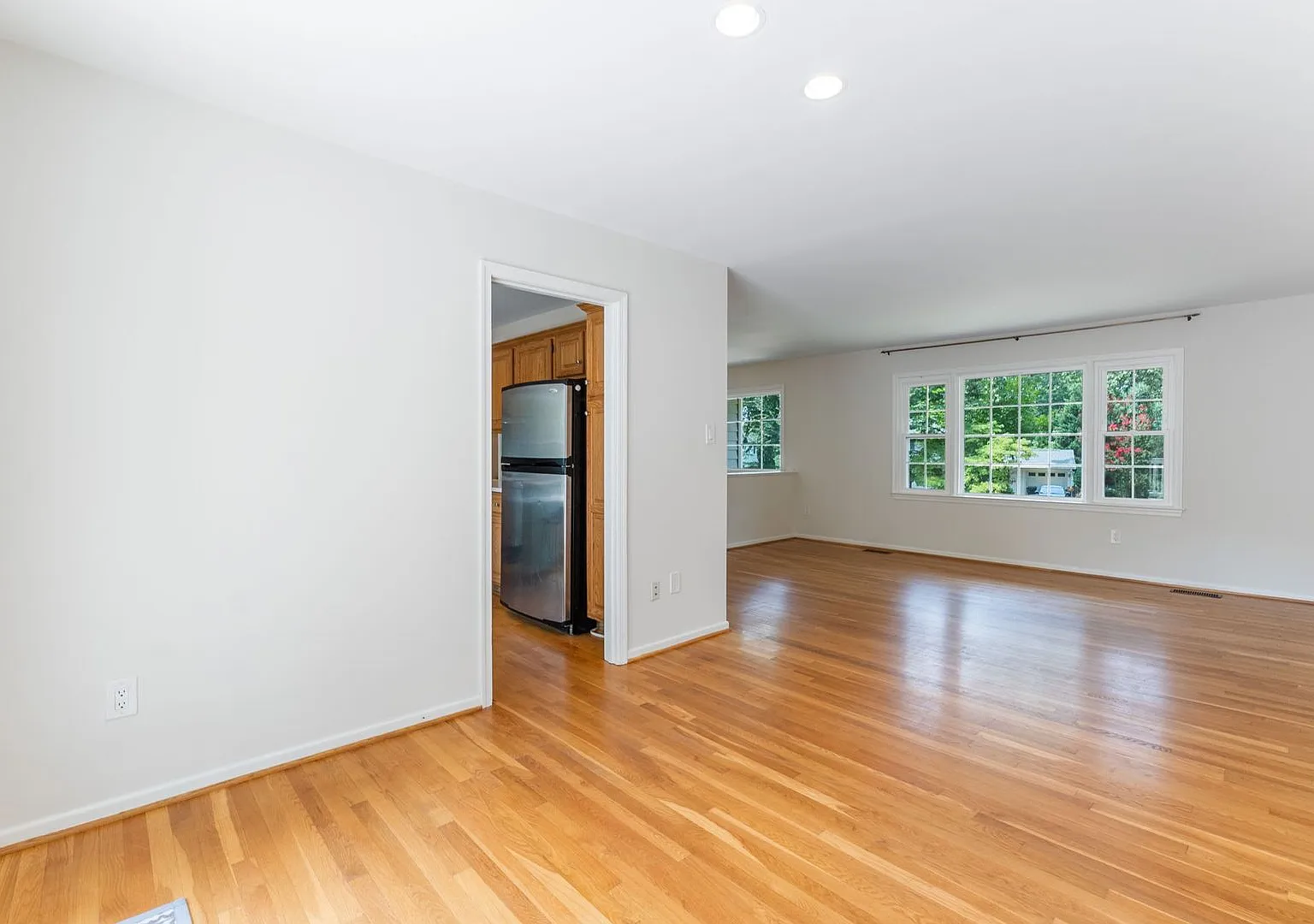 Elegant Single-Family Home in Vienna | Spacious Living in a Prime Location — Photo 4