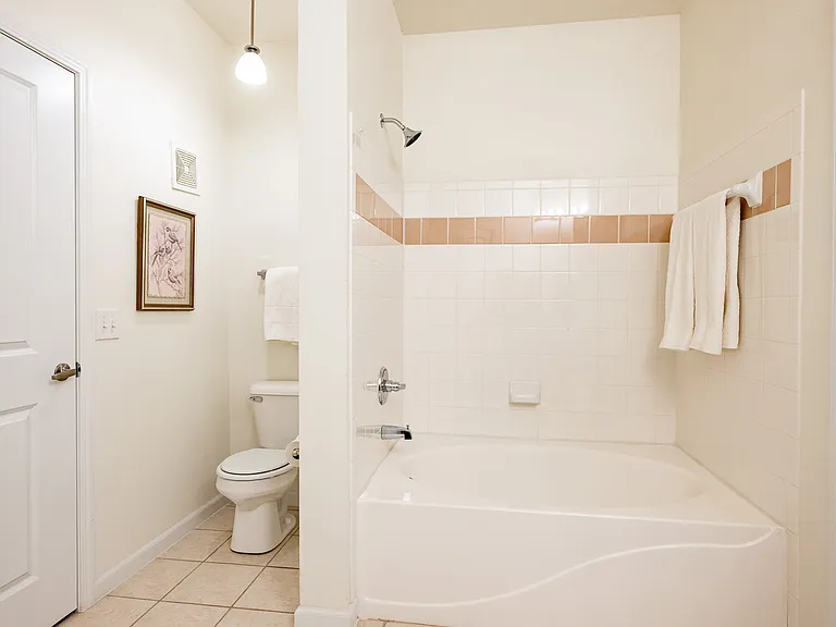 Central Park Apartments — Photo 33