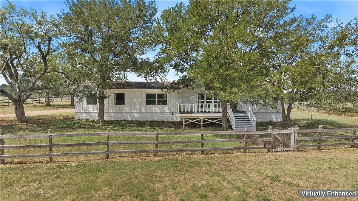 5 bed, 3.0 bath, 2113 sqft, $2,500 — Photo 2
