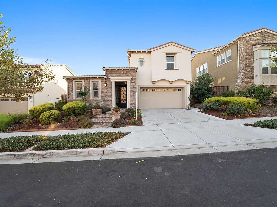 2nd image of 3232 Carpenter Way