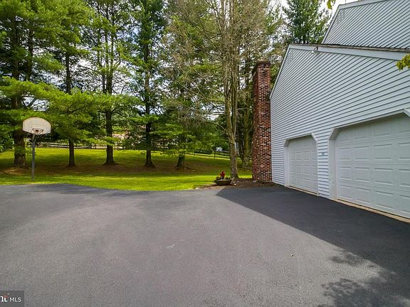 5th image of 305 Anne Griffiths Ct