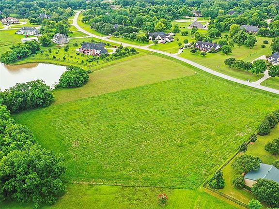 This empty lot is waiting on your gorgeous, dream home where you will be be surrounded by nature and other beautiful, well maintained estates.
