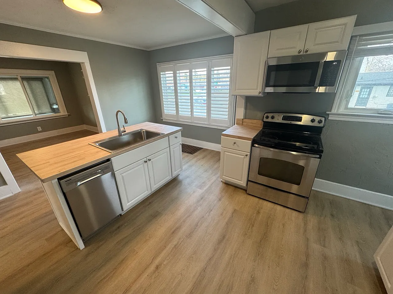 3 bed, 1076 sqft, $2,100 — Photo 3