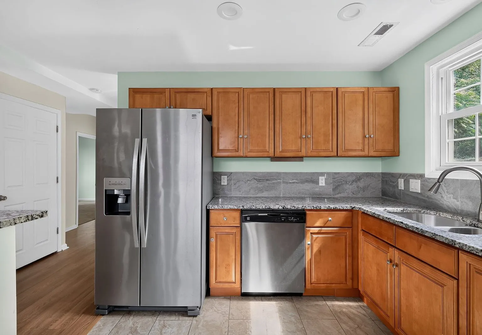 4 bed, 3.0 bath, 1453 sqft, $3,750 — Photo 3