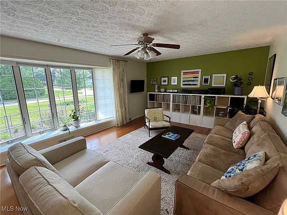 4th image of 325 Beaumont Dr