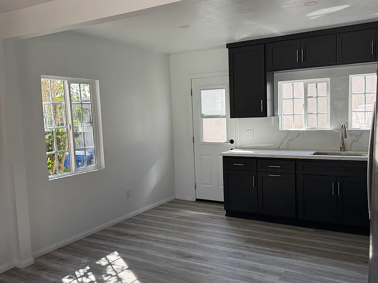 2609 W Avenue 31 — Photo 3