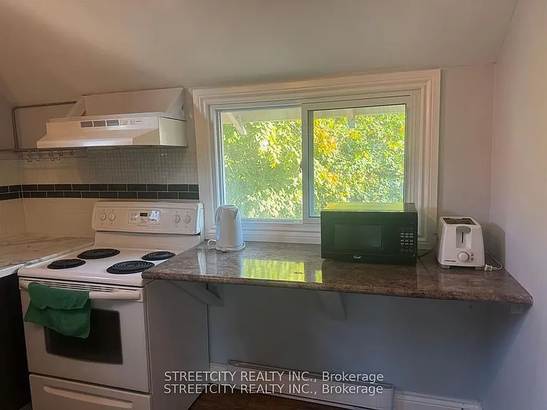 1071.5 Florence St — Photo 7