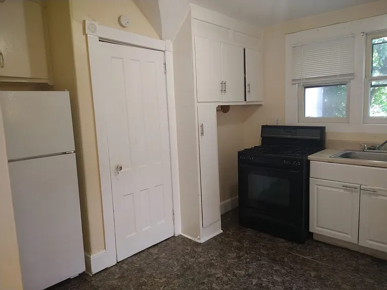 730 W State St — Photo 2