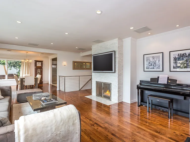 1321 Londonderry Pl — Photo 5