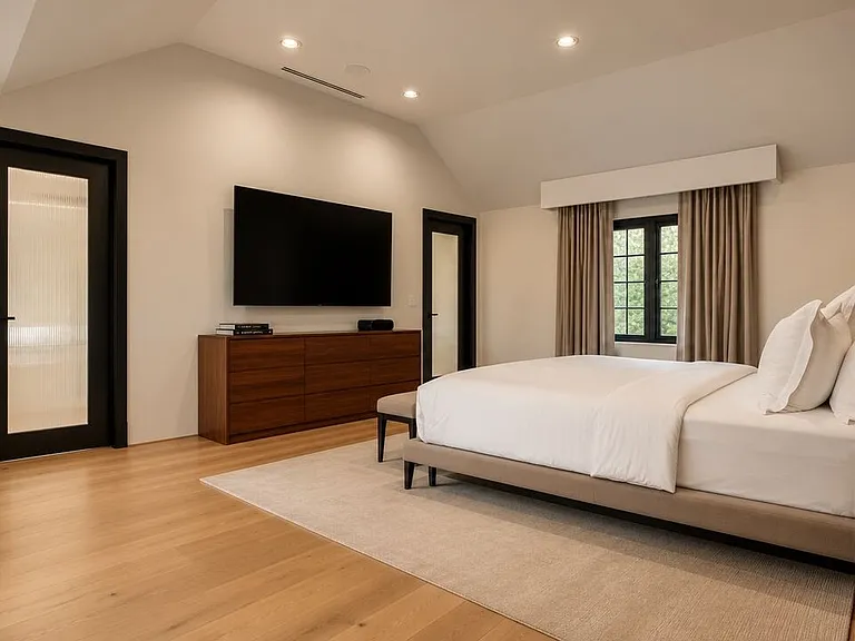 8721 Sunset Plaza Ter — Photo 13