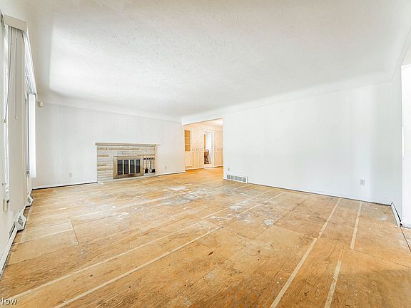 3rd image of 21020 Seabury Ave