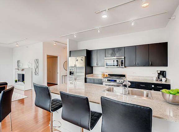 4th image of 860 W Blackhawk St Unit 2608