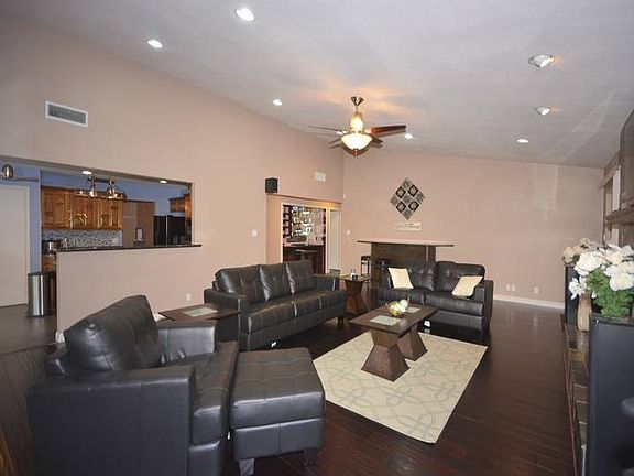 4th image of 10411 Pinehurst Dr