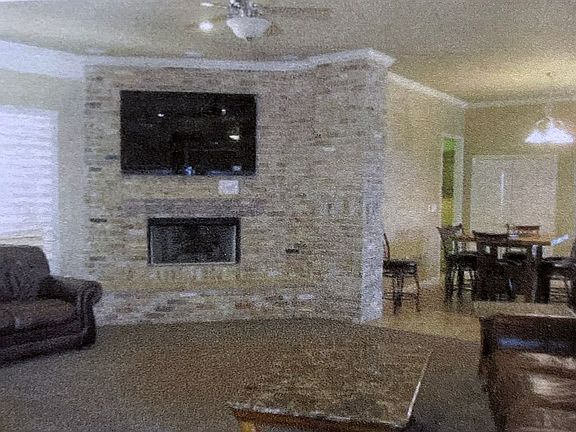 3rd image of 301 Hackberry Cir