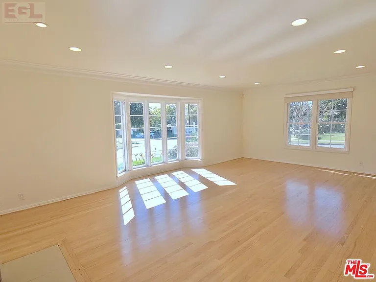 10749 Wellworth Ave — Photo 27