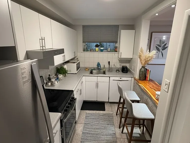 185 Silver Birch Ave #LOWER — Photo 5