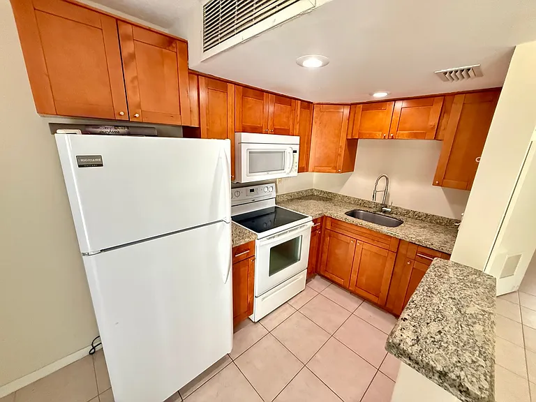 417 NE 17th Ave #10 — Photo 4