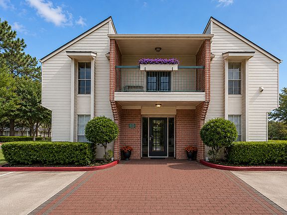 Welcoming entrance to Silver Maples Leasing Center
