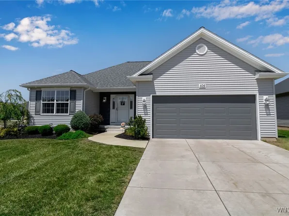 105 Country Club Ct, Grand Island, NY 14072