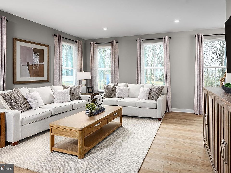 1st image of 93B Destrier St