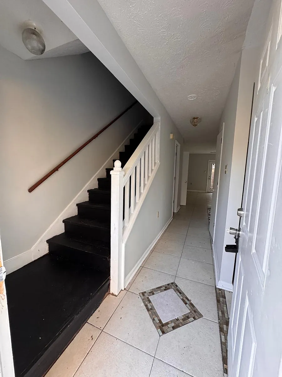 Building Photo - 516 34th Ave N #D